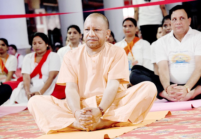 International Yoga Day: UP के CM योगी आदित्यनाथ ने किया योग, कहा-“संपूर्ण आरोग्यता प्रदान करने में ‘योग’ की बहुत बड़ी भूमिका”, देखें शानदार फोटोज