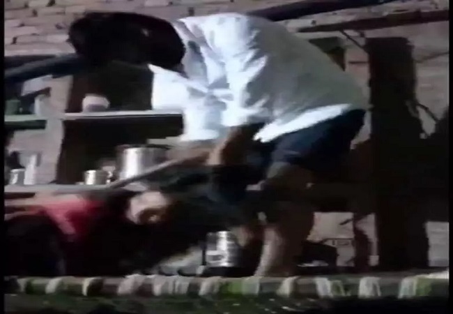 Viral Video : इटावा में पति बना हैवान, अवैध संबंध के शक में पत्नी को डंडे से जमकर पीटा