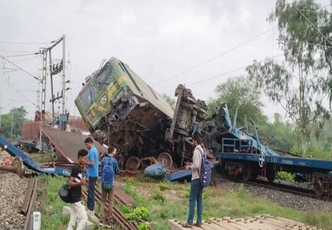 Train Accident : पश्चिम बंगाल में बड़ा रेल हादसा, आपस में टकराई मालगाड़ियां, कई डिब्बे पलटे