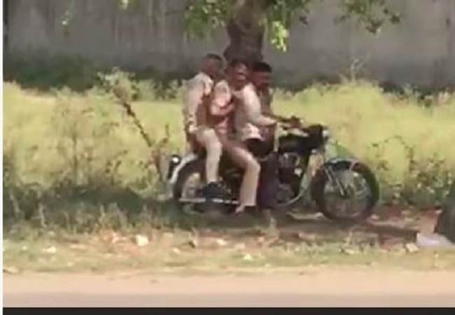 UP News : कब सुधरेगी खाकी? हथकड़ी लगाकर कैदी चला रहा है बाइक, पीछे बैठे नजर आए दो पुलिसकर्मी, एसपी ने बैठाई जांच