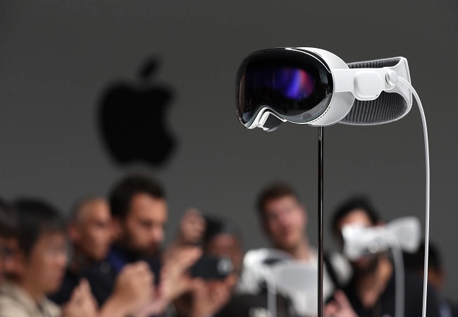एक अलग दुनिया में ले जाता है Apple का Vision Pro Headset, जानें इसकी खासियत