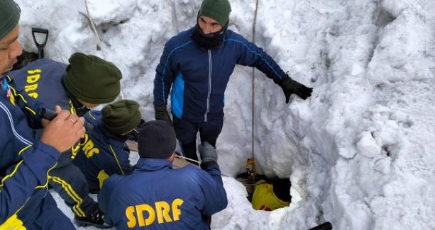 Hemkund Sahib pilgrims rescued:उत्तराखंड में हेमकुंड साहिब यात्रा मार्ग पर हिमस्खलन, 1 श्रद्धालु की हुई मौत, 5 बचाए गए