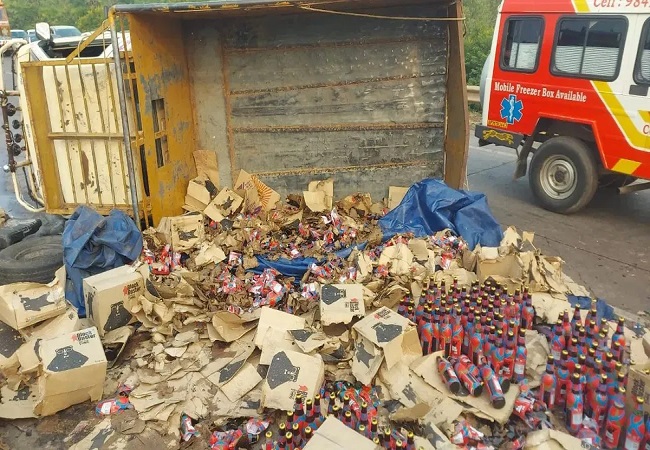 आंध्र प्रदेश में बीयर से भरा ट्रक क्या पलटा? पियक्कड़ों की हो गई चांदी, देखें Viral Video