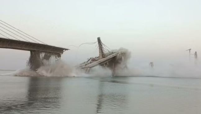 Bihar News: गंगा नदी पर बन रहा निर्माणाधीन फोरलेन पुल गिरा, देखिए खौफनाक Video