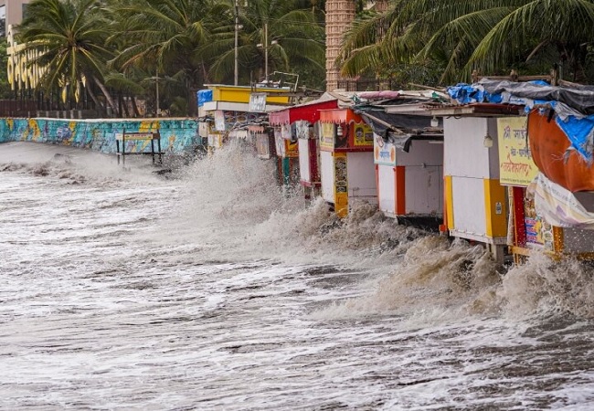Cyclone Biparjoy Landfall : गुजरात में शुरू हुई तबाही, घरों में घुसा पानी, पेड़ उखड़े, रोका गया ट्रैफिक
