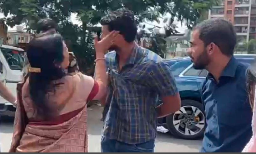 BJP विधायक गीता जैन ने महानगरपालिका के इंजीनियर को सरेआम जड़ा थप्पड़, देखें Viral Video