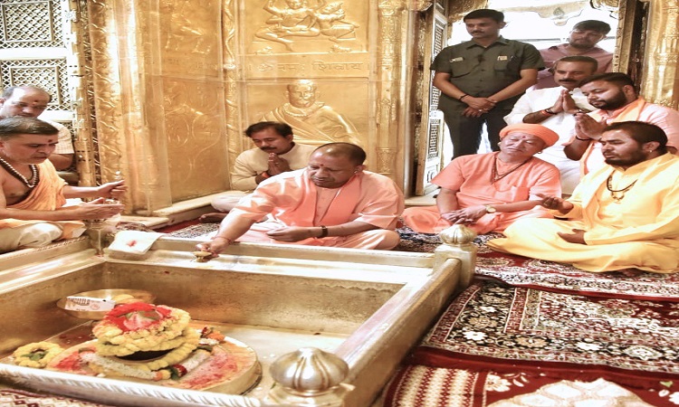 UP News: मुख्यमंत्री ने काशी विश्वनाथ और काल भैरव मंदिर में किया दर्शन-पूजन