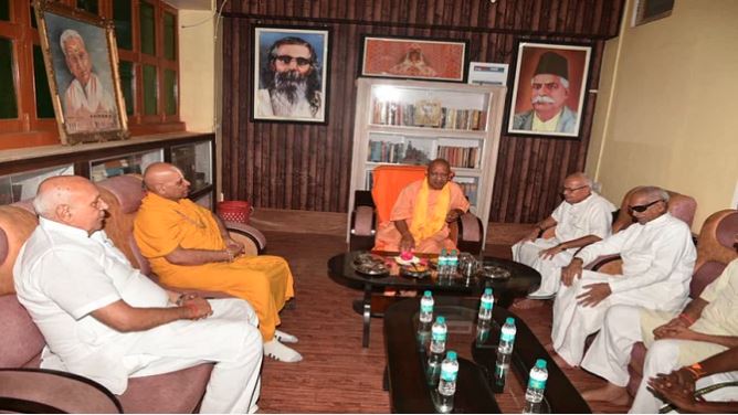 Ayodhya News : सीएम योगी ने चंपत राय से की मुलाकात, राम जन्मभूमि को लेकर की चर्चा