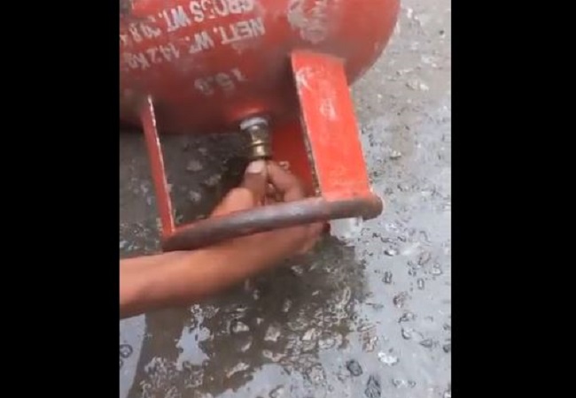 UP News : गैस की जगह सिलेंडर से निकल रहा पानी, वीडियो वायरल