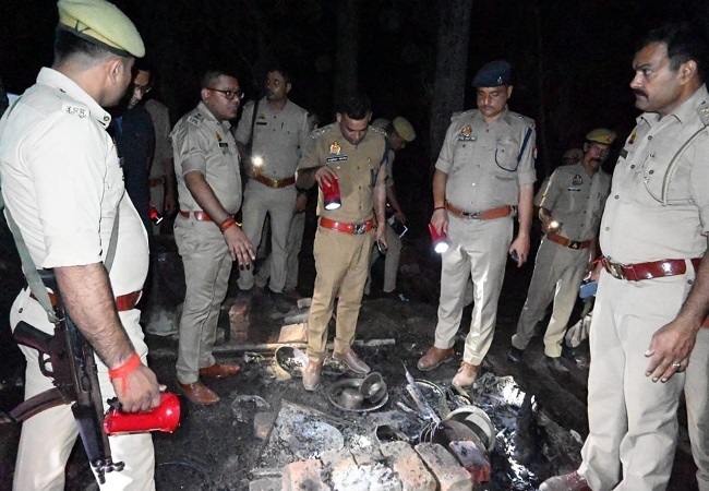 Kushinagar : झोपड़ी में आग लगने से एक महिला और 5 बच्चों की मौत, बाहर सोये पति की बच गयी जान