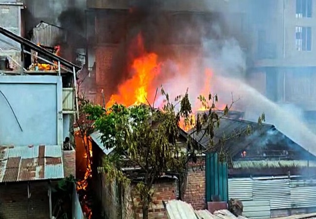 Manipur Violence : उपद्रवियों ने केंद्रीय मंत्री के घर को किया आग के हवाले, इंफाल में हिंसा जारी