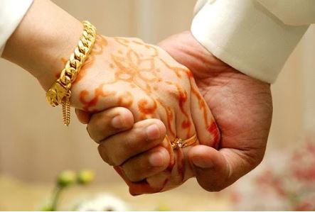 Vastu tips : वैवाहिक जीवन में खुशहाली के लिए करें ये उपाय , पति पत्नी के बीच खत्म हो सकती है अनबन