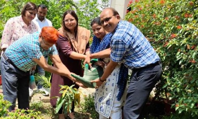 प्रदूषण और ग्लोबल वार्मिंग से युक्त वातावरण में बदलाव के लिए पौधे जरूर लगाएं : निदेशक नेहा शर्मा