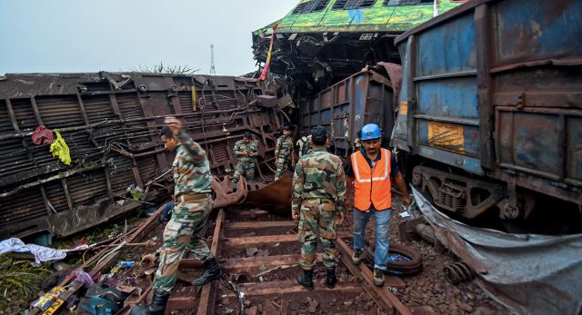 Odisha Train Accident: ट्रेन दुर्घटना की वो तस्वीरें जिसको देख कांप जाएगी रूह