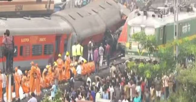 Odisha Train Accident: कैसे हो गई इतनी बड़ी ट्रेन दुर्घटना, क्या है असली वजह? विपक्षी नेता भी उठाने शुरू किए सवाल