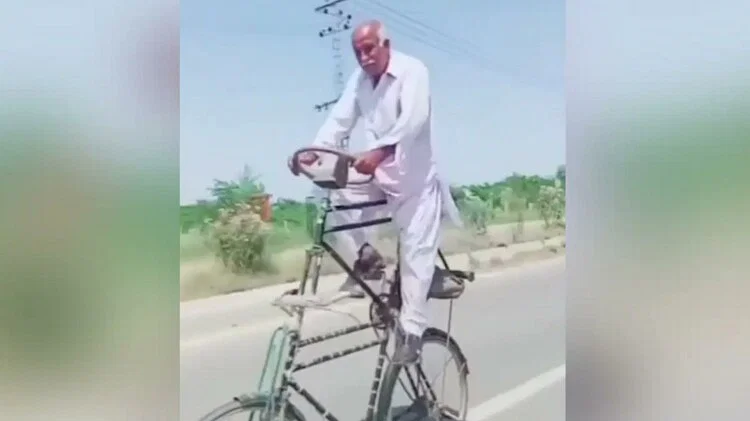 Jugaad Video: डबल डेकर साइकिल चलाते नजर आये दादा, देखने वालों के उड़े होश