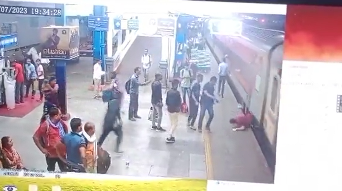 ओ तेरी !! चलती ट्रेन से गिरा शख्स, RPF ने ऐसे बचाई जान… देखें वीडियो