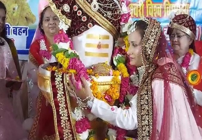 एक विवाह ऐसा भी: सावन में युवती ने भगवान शिव से रचाया ब्याह, शिवलिंग को रथ पर सवार कर निकाली गई बारात