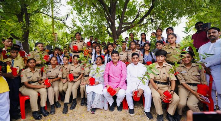 आगरा के प्रभारी मंत्री ए.के.शर्मा ने पीपल का पौधा रोपकर वृक्षारोपण जन आंदोलन की शुरुआत की