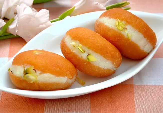 Bengali Sweet Dish Chamcham Recipe: आज लंच या डीनर का मजा होगा दोगुना जब ट्राई करेंगे ये बंगाली स्वीट डीश चमचम