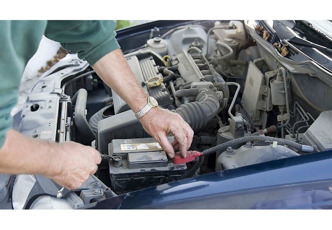Car Battery Tips : इन तरीकों से लंबे समय तक चलेगी कार की बैटरी, फॉलो करें ये टिप्स