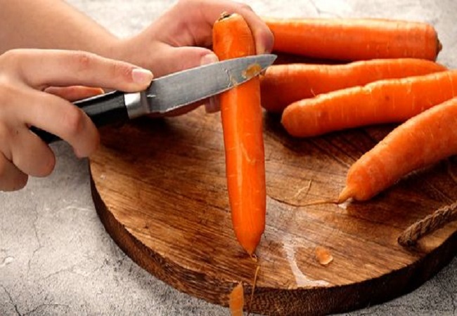Benefits of Eating Carrots Without Peeling: गाजर के छिलके में पाये जाते हैं अनगिनत पोषण तत्व, बिना छीले खाने के हैं कई फायदे