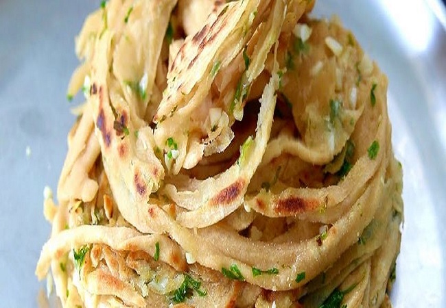 Chili Garlic Paratha Recipe: कुछ अलग खाने का है मन तो घर में बनाएं स्वाटिष्ट ‘चिली गार्लिक पराठा’