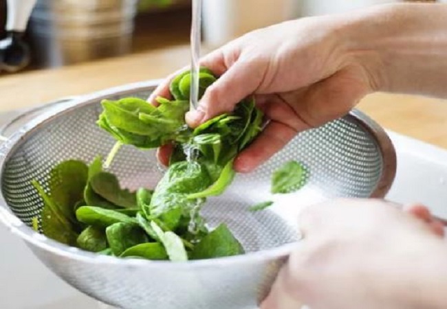 Kitchen Tips: बारिश के मौसम में हरे पत्ते वाली सब्जियों को काटने से पहले फॉलों करें ये ट्रिक