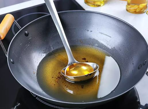Creative Uses for Used Cooking Oil: खाना बनाने के बाद बचे हुए तेल का इस्तेमाल ऐसे करें , कटोरी में भरकर करें ये काम