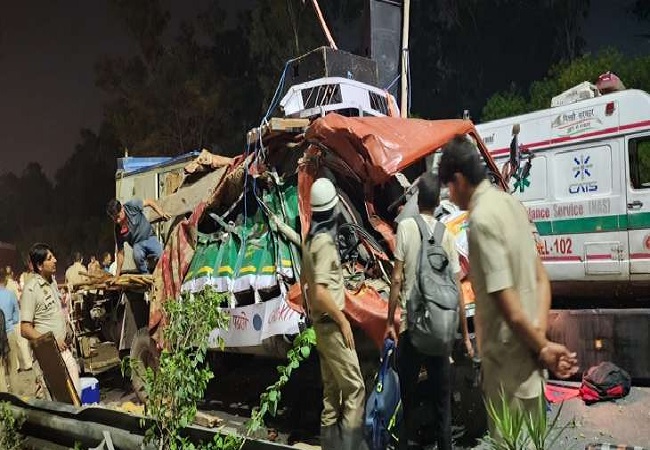 Delhi Road Accident : ट्रकों की भीषण टक्कर में चार कांवड़ियों की मौत, 2 की हालत गंभीर, कई घायल
