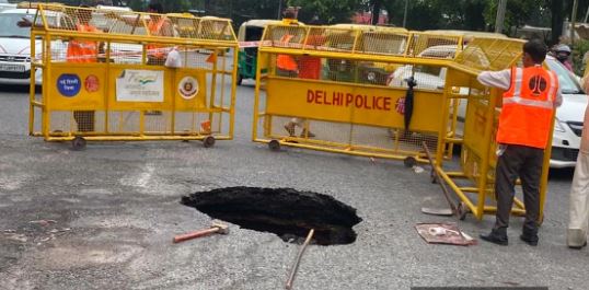 Delhi Heavy Rain : दिल्ली में मूसलाधार बारिश से इंडिया गेट के पास सड़क धंसी, यातायात प्रभावित