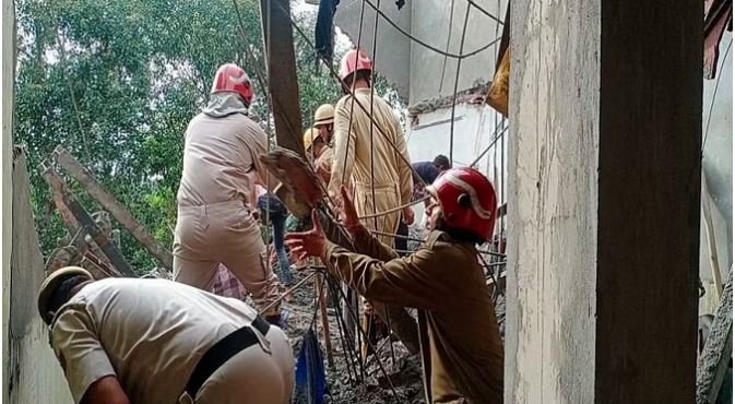 Delhi News : अंबेडकर नगर में पांच मंजिला इमारत गिरी , मलबे में पांच लोगों के दबे होने की आशंका, बचाव कार्य जारी