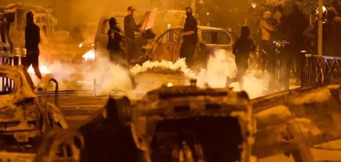 France Riots : फ्रांस में बवाल थमने का नाम नहीं ले रहा है , 917 गिरफ्तारी, 45000 जवान तैनात