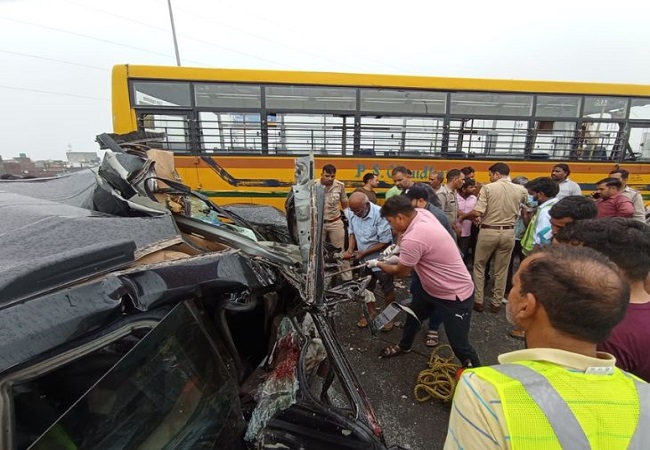 Ghaziabad painful Accident: स्कूल बस और कार में भीषण टक्कर, छह लोगों की दर्दनाक मौत, दो घायल