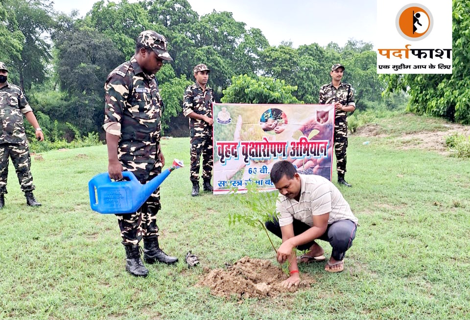 ब्लॉक प्रमुख नौतनवा राकेश मद्धेशिया ने पौधारोपण कर आमजन को दिया संदेश