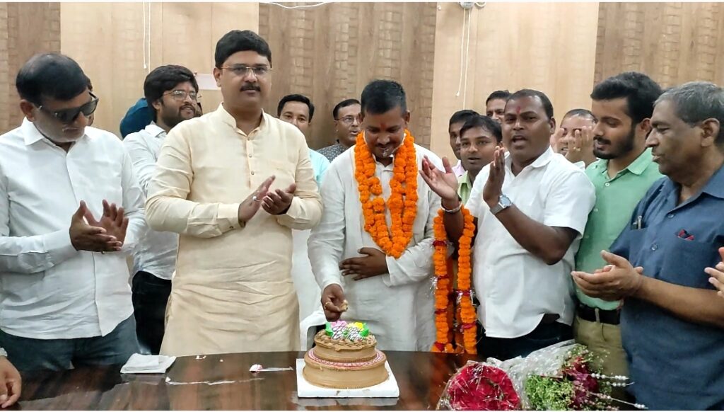 विधायक नौतनवा केक काटकर ब्लॉक प्रमुख का मनाए जन्मदिन,2 वर्ष पूरा होने की दी बधाई