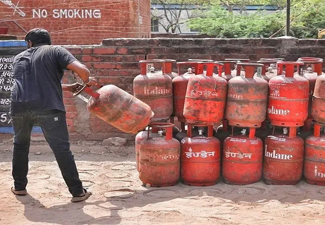 LPG New Rate : लखनऊ से लेकर दिल्ली तक जानें कितने में मिल रहा घरेलू गैस सिलेन्डर