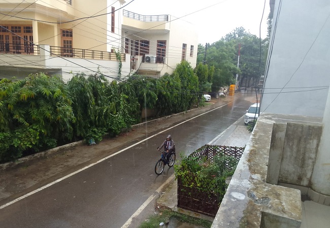 Lucknow Weather News : लखनऊ में दोपहर बाद अचानक बारिश से मौसम बना कूल-कूल, उमस से मिली राहत