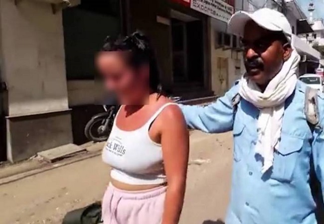 Obscene act of taxi driver with foreign woman