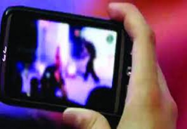 महिला पुलिस कॉस्टेबल की फोटो लगाकर अश्लील वीडियो किया वायरल, धमकी देकर मांग रहा है पांच लाख