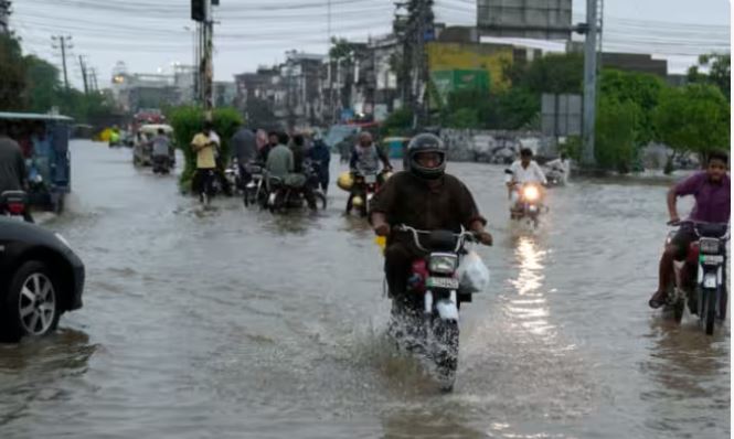 Pakistan Flood : पाकिस्तान में मूसलाधार बारिश का कहर जारी,  बरसात ने मचाई तबाही