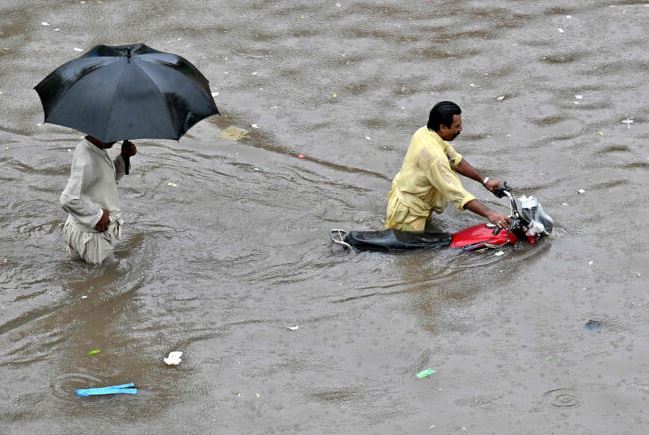 Pakistan Rain : लाहौर में आसमानी आफत बन कर हो रही मूसलाधार बारिश, टूटा 30 सालों का रिकॉर्ड, 7 की मौत