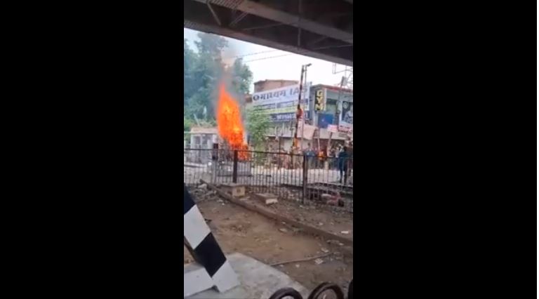 Muharram : लखनऊ के डालीगंज रेलवे क्रॉसिंग पर हाई टेंशन लाइन में छूने से ताजिया में लगी आग, युवक गम्भीर रूप से घायल