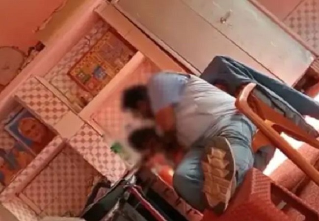 Viral Video: कलयुगी स्कूल टीचर की मासूम बच्ची के साथ शर्मनाक करतूत, गंदी हरकत करते वीडियो वायरल