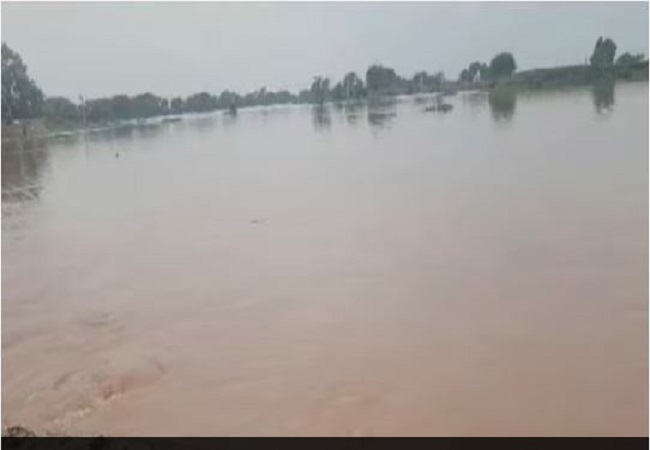 UP Floods : गंगा नदी खतरे के निशान को किया पार , बदायूं -बरेली हाईवे पर 4 फीट पानी, 100 गांव बाढ़ से घिरे