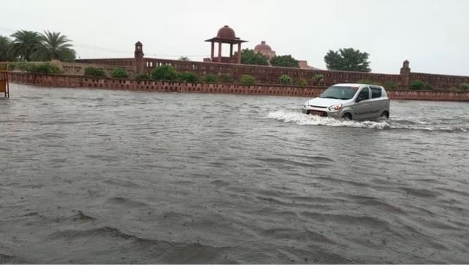 UP Weather Alert : यूपी की राजधानी लखनऊ समेत 50 से अधिक जिलों में भारी बारिश का यलो अलर्ट जारी