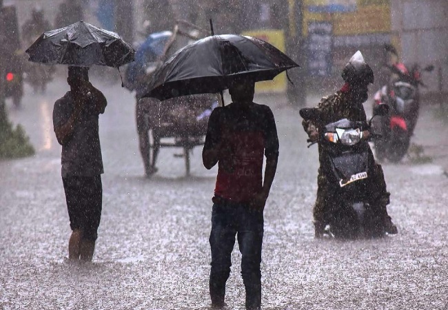 UP Ka Mausam : अगले 24 घंटे में तेजी से ग‍िरेगा पारा, यूपी के कई जिलों में होगी भीषण बार‍िश