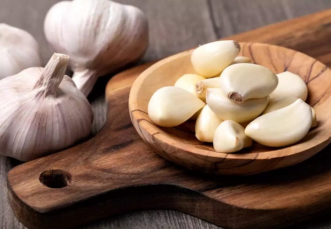 Benefits of Garlic: लहसुन में छिपे हैं चमत्कारी गुण, खाने से होते हैं ये फायदे