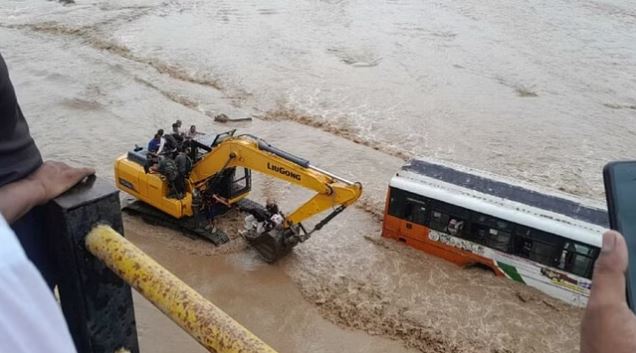 UP News: यात्रियों से भरी बस नदी की उफनती धारा में फंसी, इस तरह से यात्रियों को रेस्क्यू कर निकाला गया बाहर