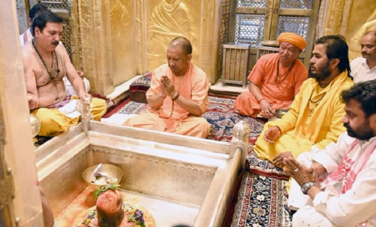 UP News: सीएम योगी ने काल भैरव एवं श्री काशी विश्वनाथ मंदिर में किया दर्शन पूजन